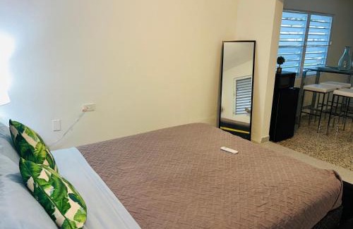 Cocos Apartment | Beautiful Modern 1 bedroom Apartment mnts to beaches-WiFi AC