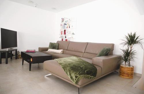 Neudorf-Weimershof Apartment | Beautiful Modern 2BR Apartment with big terrace