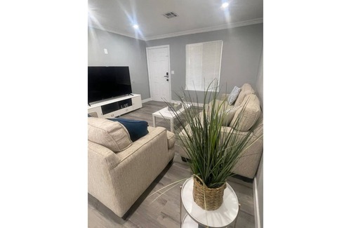 Chinatown Apartment | Beautiful Modern 2BR apartment 5 min from strip