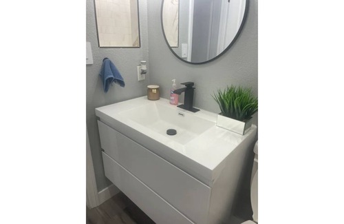 Chinatown Apartment | Beautiful Modern 2BR apartment 5 min from strip
