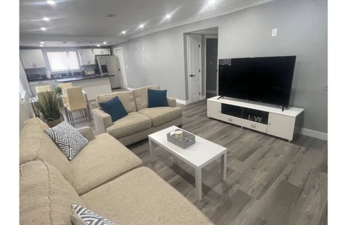 Chinatown Apartment | Beautiful Modern 2BR apartment 5 min from strip