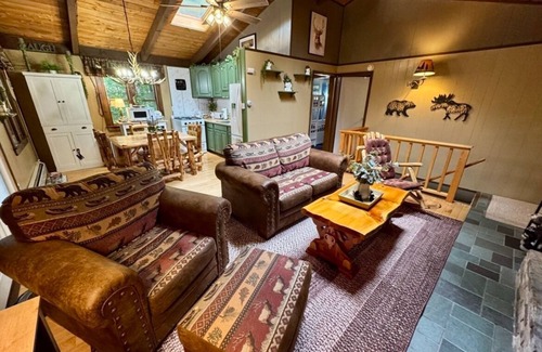 Woodsville Cabin | Beautiful Mountain Lake House cabin Getaway