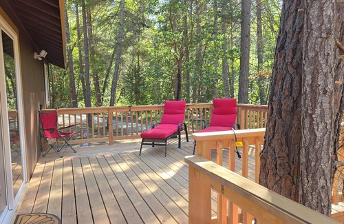 Murphy Cabin | Beautiful new cabin in the heart of Southern Oregon Wine country.nLand of FUN!
