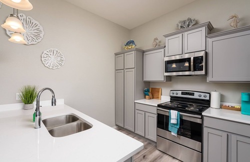 Palm Harbor Cottage | Beautiful, Newly Built Cottage Minutes to Beach