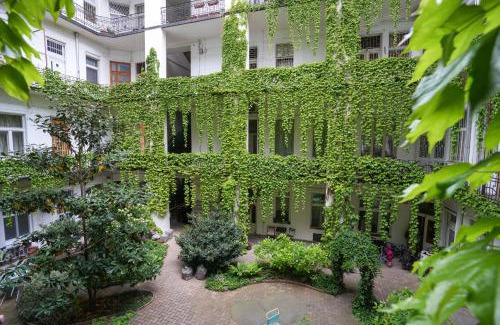 Istvanmezo Apartment | Beautiful newly refurbished studio,fully equipped apartment walking distance to the City Park where you will find the world famous Szechenyi thermal bath spa, Museums , and the Capital Circus , AC, smart TV, high speed internet