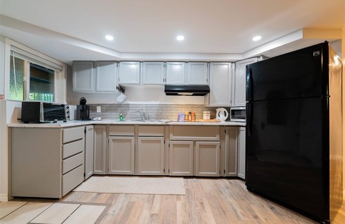 North Oyster House | Beautiful oceanside "suite" with hot tub and beach cabin
