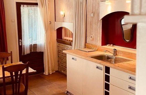 Hoogerheide Cabin | Beautiful old Coachhouse Studio on Organic Nature Domain