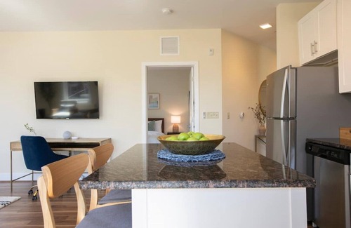Old Town West Apartment | ⚜Beautiful Old Town 2-Bdrm Apt⚜Free Parking⚜