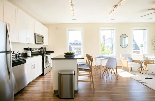 Old Town West Apartment | ⚜Beautiful Old Town 2-Bdrm Apt⚜Free Parking⚜