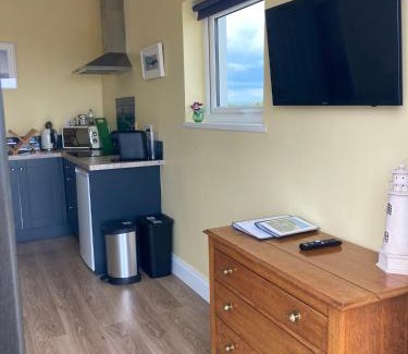 Rathmoylan Apartment | Beautiful one bed with stunning sea view