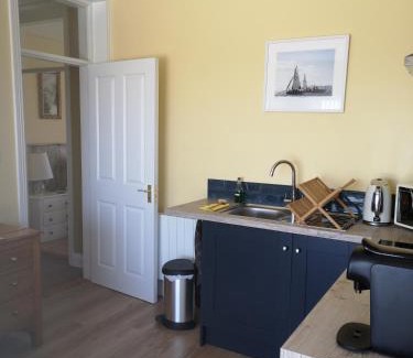 Rathmoylan Apartment | Beautiful one bed with stunning sea view