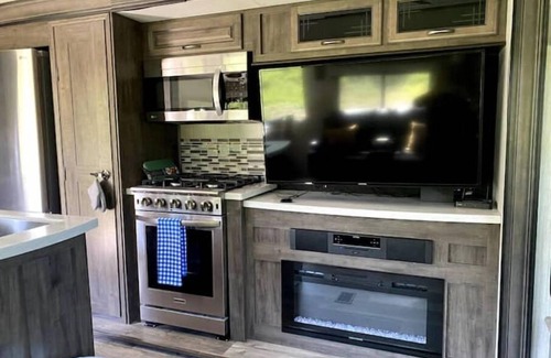 Mount Tremper House | Beautiful Park model RV on bank of Esopus Creek
