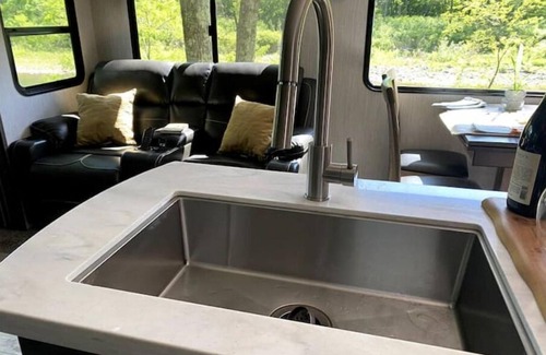 Mount Tremper House | Beautiful Park model RV on bank of Esopus Creek