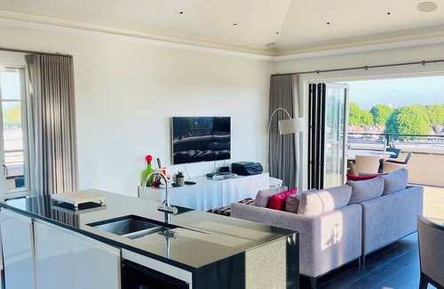 Sands End Apartment | Beautiful Penthouse w/River Views , wrap around balcony and Free Parking !