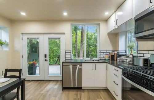 Federal Way Apartment | Beautiful place+great location with large smart TV.