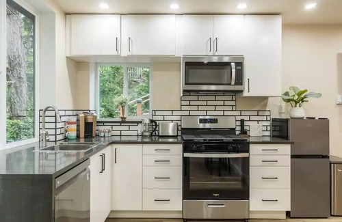 Federal Way Apartment | Beautiful place+great location with large smart TV.
