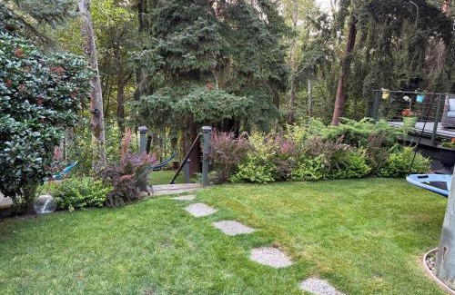 Federal Way Apartment | Beautiful place with a great location, free parking, WiFi & large TV.