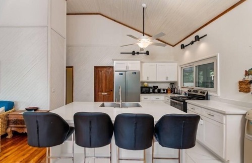 Antoneys Cay House | Beautiful pool and renovated casa and only 3 minute walk to West Bay Beach.