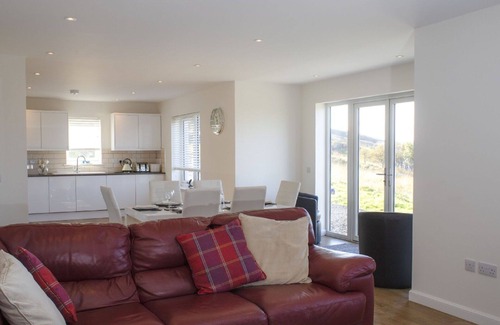 Tarskavaig House | Beautiful private villa for 6 guests with WIFI, TV, pets allowed, panoramic view and parking