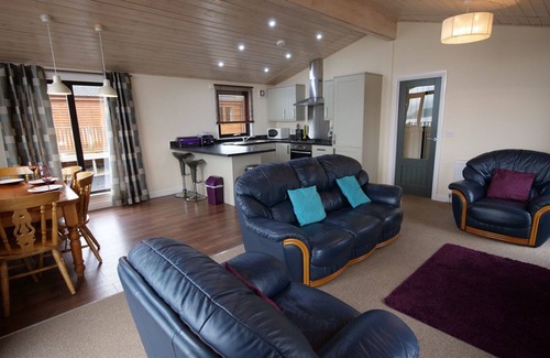 Kinross House | Beautiful private villa for 5 guests with WIFI, TV, terrace, pets allowed and parking