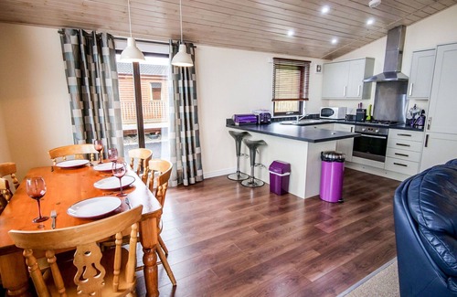Kinross House | Beautiful private villa for 5 guests with WIFI, TV, terrace, pets allowed and parking