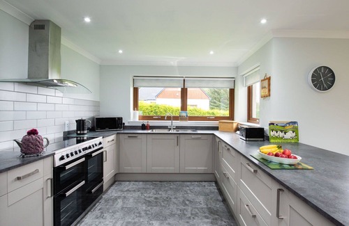 Drumnadrochit Villa | Beautiful private villa for 8 guests with WIFI, TV, pets allowed, panoramic view and parking