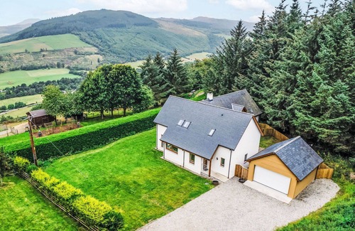 Drumnadrochit Villa | Beautiful private villa for 8 guests with WIFI, TV, pets allowed, panoramic view and parking