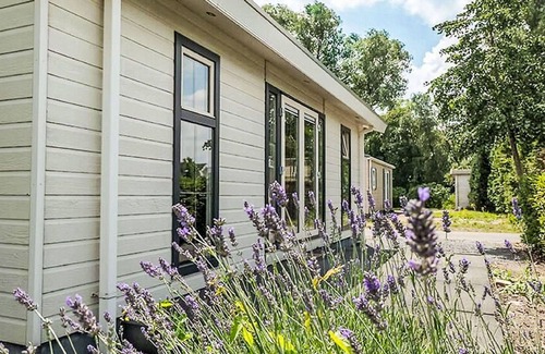 Dordtse Biesbosch House | Beautiful private villa for 4 people with pool, WIFI, TV, terrace and parking