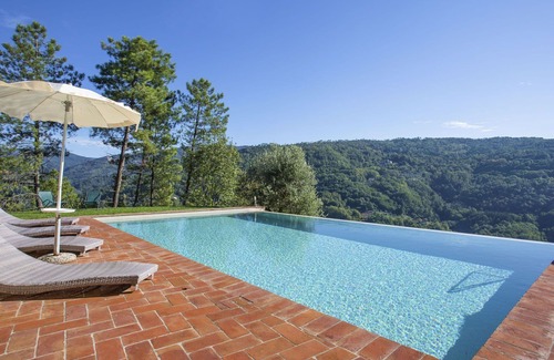 Pescia Villa | Beautiful private villa for 10 people with private pool, WIFI, hot tub, TV, patio and pets allowed
