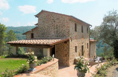 Pescia Villa | Beautiful private villa for 10 people with private pool, WIFI, hot tub, TV, patio and pets allowed