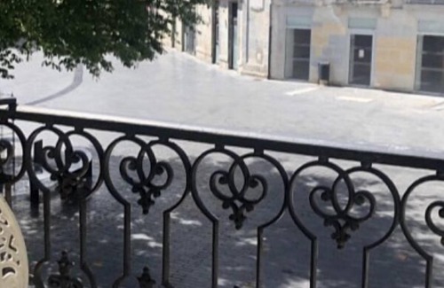 Besancon Old Town Apartment | Beautiful, quiet apartment with balcony in the heart of the historic center.