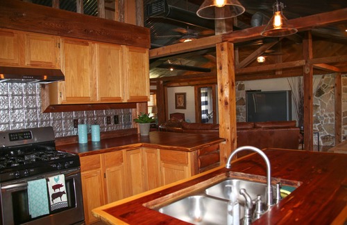 Justin House | Beautiful Ranch Near DFW & Texas Motor Speedway, Perfect for Large Groups