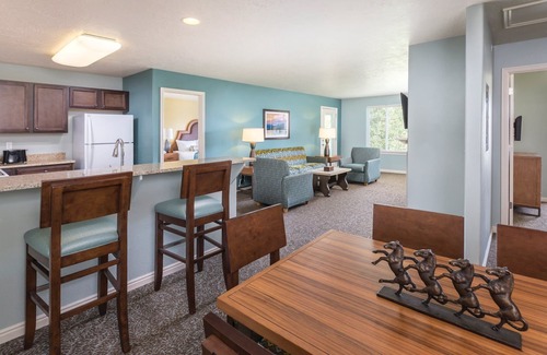 Midway Resort | Beautiful resort in the heart of it all!