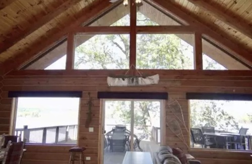Prairie Du Chien Cabin | Beautiful riverfront log cabin home in Prairie du Chien