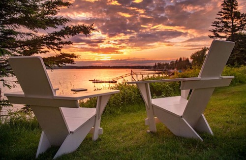 Boothbay Harbor Cabin | Beautiful Rm | Porch+HotTub+Pool | No Hidden Fees