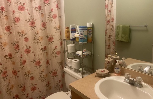 Selden House | Beautiful room with bathroom on nice dead end block