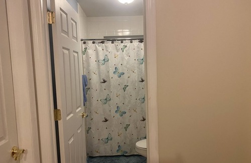 Selden House | Beautiful room with bathroom on nice dead end block