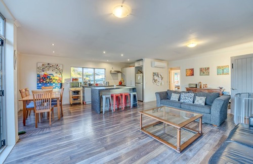 Waitarere Beach House | Beautiful Seahorse Beach House - Family Focussed, Modern and Relaxing!
