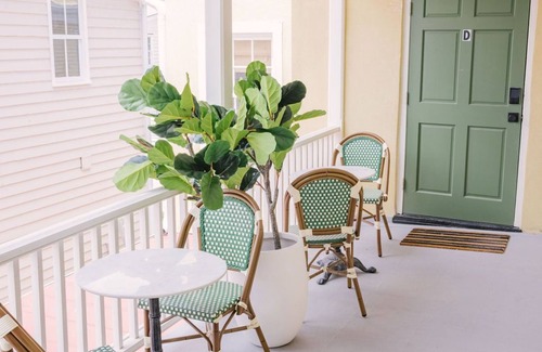 Cannonborough Elliotborough Apartment | Beautiful Second floor 2BR/2BA Steps to King St. Guesthouse Charleston East 42 D