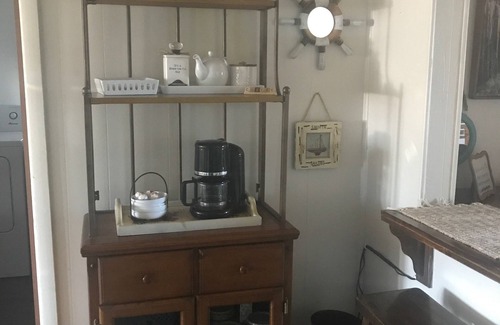 Brimfield Cottage | Beautiful Skinner Cottage overlooking the lake