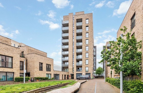 Stratford Apartment | Beautiful spacious 2 bedroom 2 bathroom flat East Village. Plus Sofa Bed