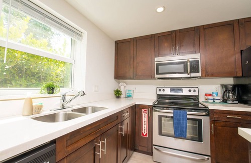 Royal Poinciana Apartment | Beautiful Spacious 2/1 Apt with Parking/Wifi/Laundry in the Heart of Hollywood!