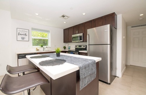 Royal Poinciana Apartment | Beautiful Spacious 2/1 Apt with Parking/Wifi/Laundry in the Heart of Hollywood!