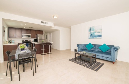 Royal Poinciana Apartment | Beautiful Spacious 2/1 Apt with Parking/Wifi/Laundry in the Heart of Hollywood!