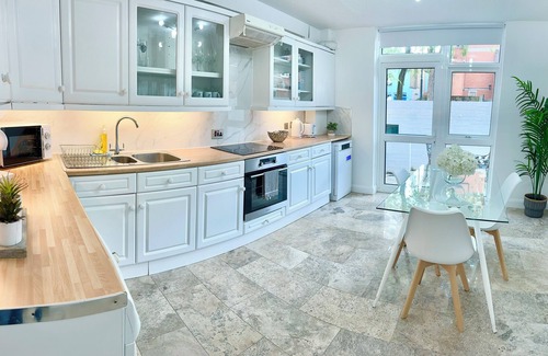 Hammersmith and Fulham House | Beautiful & Spacious 3 Bedrooms Flat with Free Parking & View
