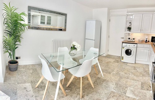 Hammersmith and Fulham House | Beautiful & Spacious 3 Bedrooms Flat with Free Parking & View