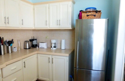 Hastings Apartment | Beautiful, spacious air-conditioned apartment close to south coast beaches