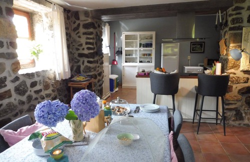 Portela Apartment | Beautiful spacious farmhouse apartment, with private pool, terrace, BBQ, Netflix