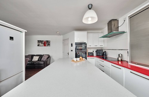 Portstewart House | Beautiful Spacious House with Hot Tub & Sauna, Near the Beach!