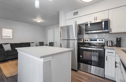 Coronado Hills Apartment | Beautiful Studio in University Hills 5787